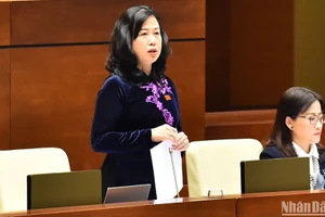 Bộ trưởng Y tế Đào Hồng Lan giải trình, làm rõ một số vấn đề đại biểu Quốc hội quan tâm trong phiên họp chiều 7/1. (Ảnh: THỦY NGUYÊN)