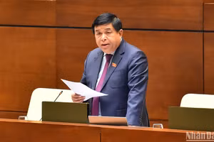 Bộ trưởng Kế hoạch và Đầu tư Nguyễn Chí Dũng giải trình, làm rõ một số vấn đề đại biểu Quốc hội nêu trong phiên họp sáng 7/1. (Ảnh: THỦY NGUYÊN)