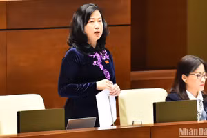 Bộ trưởng Y tế Đào Hồng Lan giải trình, làm rõ một số vấn đề đại biểu Quốc hội quan tâm trong phiên họp chiều 7/1. (Ảnh: THỦY NGUYÊN)