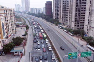 [Ảnh] Người dân ùn ùn trở lại Thủ đô sau dịp nghỉ Tết Dương lịch