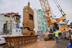 Máy móc và nhân lực được huy động thi công tại ga S11 trong suốt kỳ nghỉ lễ. 