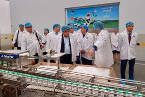 Bộ trưởng Kế hoạch và Đầu tư Nguyễn Chí Dũng thăm nhà máy chế biến sản phẩm sữa tại Campuchia của Công ty cổ phần Sữa Việt Nam (Vinamilk).