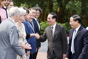 Chủ tịch nước Võ Văn Thưởng gặp các nhà khoa học quốc tế và Việt Nam tham dự Hội nghị “Các cửa sổ nhìn ra vũ trụ”. (Ảnh: TTXVN)
