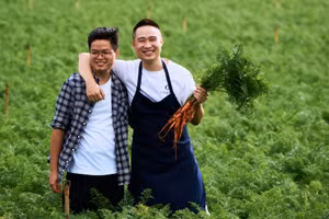 Theo bếp trưởng điều hành Quang Dũng của Tales by Chapter (bên phải), hợp tác với PanNature không chỉ là một dự án trồng rừng đơn thuần, mà còn là lời cam kết dài hạn của Tales đối với một tương lai bền vững. 