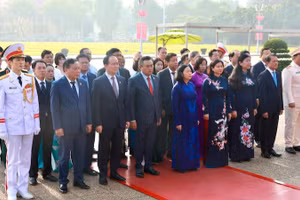 Đoàn đại biểu thành phố Hà Nội thành kính tưởng nhớ Chủ tịch Hồ Chí Minh.