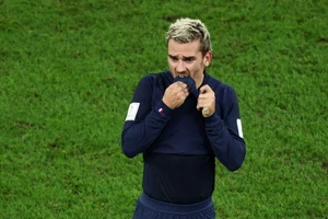 Phản ứng của tiền đạo Antoine Griezmann sau khi bị trọng tài tước bàn thắng trong trận gặp Tunisia. (Ảnh: Reuters)