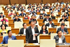 Đại biểu Tạ Văn Hạ phát biểu trong phiên thảo luận ở hội trường sáng 9/1. (Ảnh: THỦY NGUYÊN)