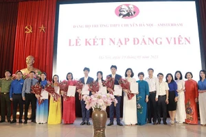 Đại biểu chúc mừng các đảng viên trẻ được kết nạp ngày 19/5.