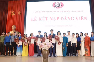 Đại biểu chúc mừng các đảng viên trẻ được kết nạp ngày 19/5.