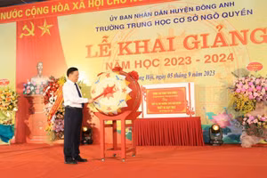 Bí thư Thành ủy Hà Nội Đinh Tiến Dũng đánh trống khai giảng năm học mới tại Trường trung học cơ sở Ngô Quyền, huyện Đông Anh.