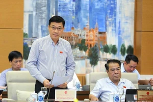 Chủ nhiệm Ủy ban Kinh tế của Quốc hội Vũ Hồng Thanh trình bày báo cáo tóm tắt thẩm tra dự thảo Luật Đất đai (sửa đổi) trong phiên họp chiều 11/5. (Ảnh: DUY LINH)