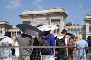 Người dân và du khách tại thành phố Milan, vùng Lombardy, Italia chật vật trong nắng nóng, ngày 21/8/2023. (Ảnh: Reuters)