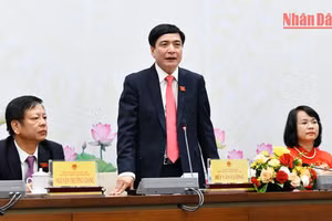 Tổng Thư ký Quốc hội, Chủ nhiệm Văn phòng Quốc hội Bùi Văn Cường chủ trì Họp báo công bố kết quả Kỳ họp thứ 4, Quốc hội khóa XV chiều 15/11. (Ảnh: THỦY NGUYÊN)