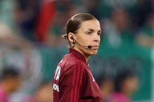 Trọng tài thứ tư Stephanie Frappart làm nhiệm vụ trong trận đấu ở bảng C - World Cup 2022 giữa Ba Lan và Mexico trên SVĐ 974 ở Doha, Qatar. (Ảnh: Reuters)