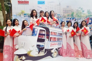 Các đảng viên thuộc Chi bộ Trường Mẫu giáo mầm non A (quận Hoàn Kiếm, Hà Nội) tham gia buổi sinh hoạt chi bộ đặc biệt tại Triển lãm tương tác của Báo Nhân Dân. 