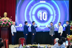 Các đại biểu thực hiện nghi thức khai trương chuyên trang Thương hiệu quốc gia. (Ảnh: THÀNH ĐẠT)