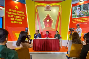 Nhà báo Hồ Quang Lợi, nguyên Phó Chủ tịch Thường trực Hội Nhà báo Việt Nam chia sẻ tại tọa đàm. (Ảnh: THÀNH ĐẠT)