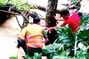 Lực lượng cứu hộ tìm kiếm, trục vớt nạn nhân bị lũ ống cuốn tử vong, tại xã La Pán Tẩn, huyện Mường Khương, tỉnh Lào Cai, sáng 18/8. (Ảnh: TL)