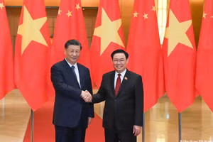 Chủ tịch Quốc hội Vương Đình Huệ và Tổng Bí thư, Chủ tịch Trung Quốc Tập Cận Bình. (Ảnh: DUY LINH)