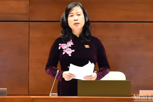 Bộ trưởng Y tế Đào Hồng Lan giải trình, làm rõ một số vấn đề đại biểu Quốc hội nêu chung quanh dự án Luật Khám bệnh, chữa bệnh (sửa đổi). (Ảnh: THỦY NGUYÊN)