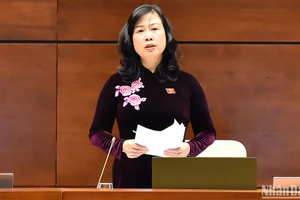 Bộ trưởng Y tế Đào Hồng Lan giải trình, làm rõ một số vấn đề đại biểu Quốc hội nêu chung quanh dự án Luật Khám bệnh, chữa bệnh (sửa đổi). (Ảnh: THỦY NGUYÊN)