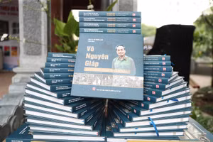 Bộ sách “Võ Nguyên Giáp - Vị tướng của nhân dân” do PGS, TS Vũ Trọng Lâm, Giám đốc - Tổng Biên tập Nhà xuất bản Chính trị quốc gia Sự thật làm chủ biên, trưng bày tại buổi lễ.