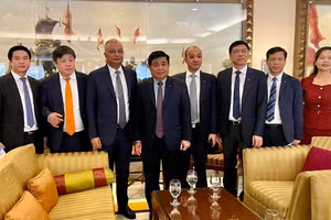 Bộ trưởng Kế hoạch và Đầu tư Nguyễn Chí Dũng chụp ảnh cùng các đại biểu tại cuộc làm việc với lãnh đạo Tập đoàn Adani (Ấn Độ).
