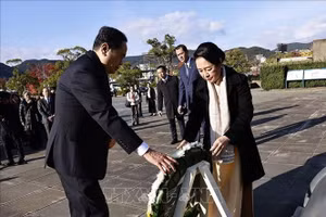 Chủ tịch Quốc hội Trần Thanh Mẫn và Phu nhân đến đặt vòng hoa tưởng niệm nạn nhân bom nguyên tử tại Công viên Hòa bình. (Ảnh: TTXVN) 