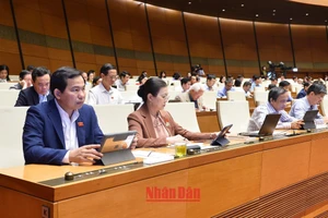 Quốc hội thảo luận ở hội trường về dự án Luật Giao dịch điện tử (sửa đổi) sáng 11/11. (Ảnh: THỦY NGUYÊN)