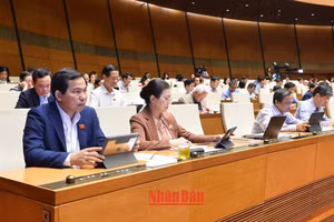 Quốc hội thảo luận ở hội trường về dự án Luật Giao dịch điện tử (sửa đổi) sáng 11/11. (Ảnh: THỦY NGUYÊN)