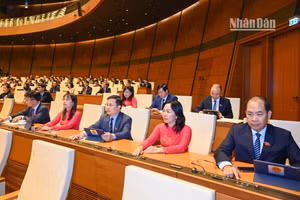 Các đại biểu Quốc hội bấm nút biểu quyết thông qua Nghị quyết về Quy hoạch tổng thể quốc gia thời kỳ 2021-2030, tầm nhìn đến năm 2050. (Ảnh: DUY LINH)