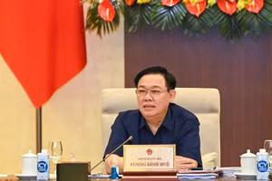 Chủ tịch Quốc hội Vương Đình Huệ cho ý kiến vào dự thảo Luật Đất đai (sửa đổi) trong phiên họp sáng 25/8. (Ảnh: DUY LINH)