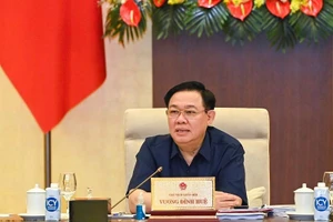 Chủ tịch Quốc hội Vương Đình Huệ cho ý kiến vào dự thảo Luật Đất đai (sửa đổi) trong phiên họp sáng 25/8. (Ảnh: DUY LINH)