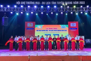 Các đại biểu cắt băng khai mạc Hội chợ.