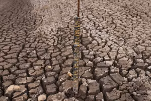 Hồ chứa San Rafael ở La Calera, Colombia trơ đáy, nứt nẻ do hạn hán khắc nghiệt, ngày 8/4/2024. (Ảnh: REUTERS)