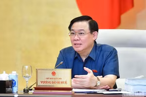 Chủ tịch Quốc hội Vương Đình Huệ góp ý kiến vào dự án Luật Đất đai (sửa đổi) trong phiên họp chiều 11/5. (Ảnh: DUY LINH)