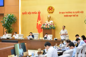 Phó Chủ tịch Quốc hội Trần Quang Phương phát biểu tại phiên họp sáng 16/4. (Ảnh: DUY LINH)