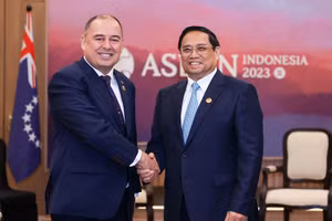 Thủ tướng Phạm Minh Chính gặp Thủ tướng Quần đảo Cook Mark Brown (bên trái) trong khuôn khổ Hội nghị Cấp cao ASEAN 43 và các Hội nghị liên quan. (Ảnh: NHẬT BẮC)