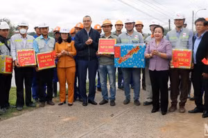 Lãnh đạo tỉnh Phú Yên thăm, tặng quà chúc Tết cán bộ công nhân đang thi công trên công trường dự án thành phần tuyến cao tốc bắc-nam đoạn qua Phú Yên.