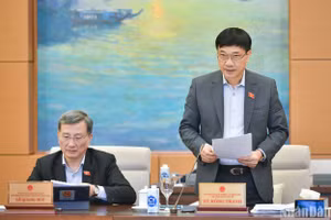 Chủ nhiệm Ủy ban Kinh tế của Quốc hội Vũ Hồng Thanh trình bày báo cáo về một số nội dung lớn tiếp thu, giải trình, chỉnh lý dự thảo Luật Đất đai (sửa đổi). (Ảnh: DUY LINH)