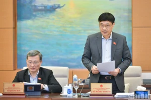 Chủ nhiệm Ủy ban Kinh tế của Quốc hội Vũ Hồng Thanh trình bày báo cáo về một số nội dung lớn tiếp thu, giải trình, chỉnh lý dự thảo Luật Đất đai (sửa đổi). (Ảnh: DUY LINH)