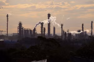 Khí thải thoát ra từ ống khói của một nhà máy hóa chất gần Port Botany ở Sydney, Australia ngày 2/6/2017. (Ảnh minh họa: Reuters)