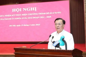 Bí thư Thành ủy Hà Nội Đinh Tiến Dũng phát biểu chỉ đạo hội nghị. (Ảnh: Duy Linh)