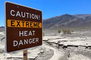 Biển cảnh báo nhiệt độ cực đoan có thể gây nguy hiểm ở khu vực Thung lũng Tử thần (Death Valley), bang California, Mỹ, ngày 15/7/2023. (Ảnh: Reuters)