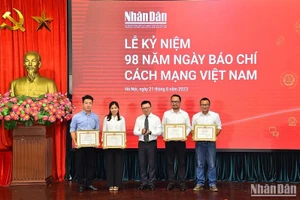 Tổng Biên tập, Bí thư Đảng ủy Báo Nhân Dân Lê Quốc Minh trao Bằng khen tặng các tập thể, cá nhân có thành tích xuất sắc trong năm 2022. (Ảnh: THỦY NGUYÊN)