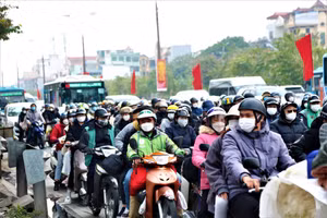 Lượng phương tiện tập trung đông trên tuyến từ Văn Điển đến đường Giải Phóng.