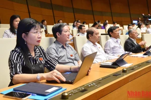 Các đại biểu Quốc hội thảo luận ở hội trường về dự án Luật Giá (sửa đổi) chiều 11/11. Ảnh: THỦY NGUYÊN