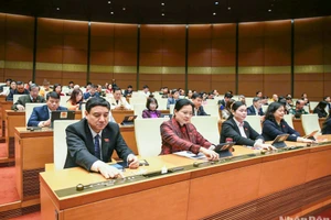 Đại biểu Quốc hội biểu quyết thông qua Nghị quyết quy định về xử lý một số vấn đề liên quan đến sắp xếp tổ chức bộ máy nhà nước. (Ảnh: DUY LINH)