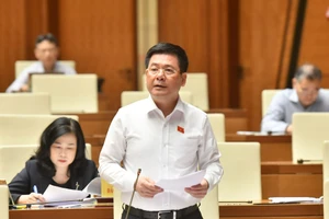 Bộ trưởng Công thương Nguyễn Hồng Diên trả lời chất vấn của đại biểu Quốc hội. (Ảnh: ĐĂNG KHOA)