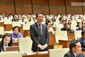 Bộ trưởng Thông tin và Truyền thông Nguyễn Mạnh Hùng trả lời chất vấn của đại biểu Quốc hội. (Ảnh: ĐĂNG KHOA)